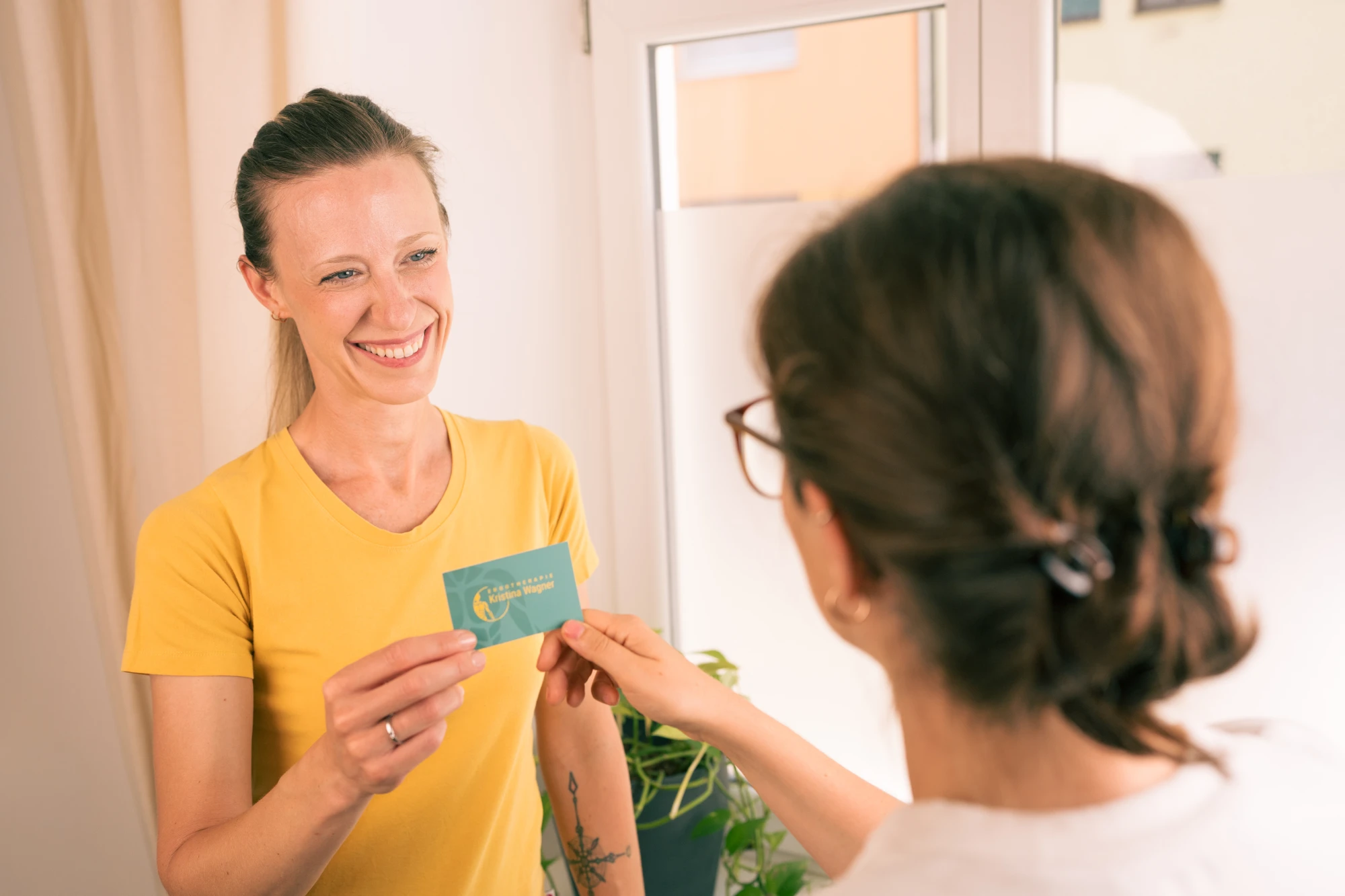Handtherapie Graz bei Kristina Wagner im Gespräch mit Patientin in der Praxis