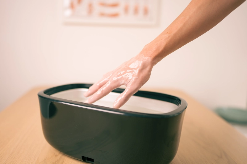 Handtherapie mit Paraffinbad bei Kristina Wagner zur Wärmebehandlung der Hand