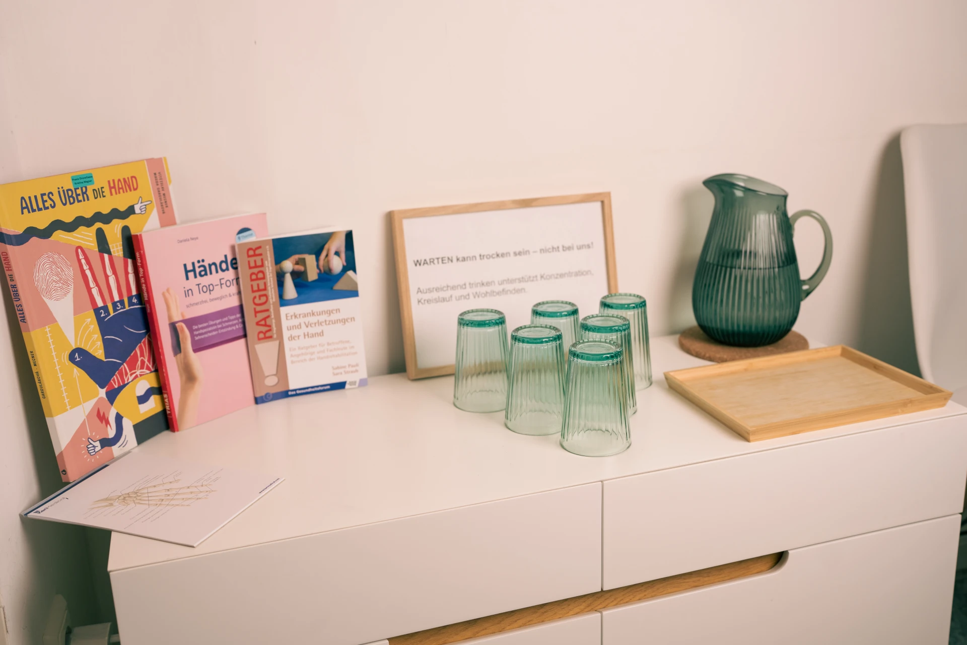 Praxis in der Grünen Gasse für Ergotherapie in Graz mit Kommode, Informationsmaterial und dekorativen Elementen - Kristina Wagner