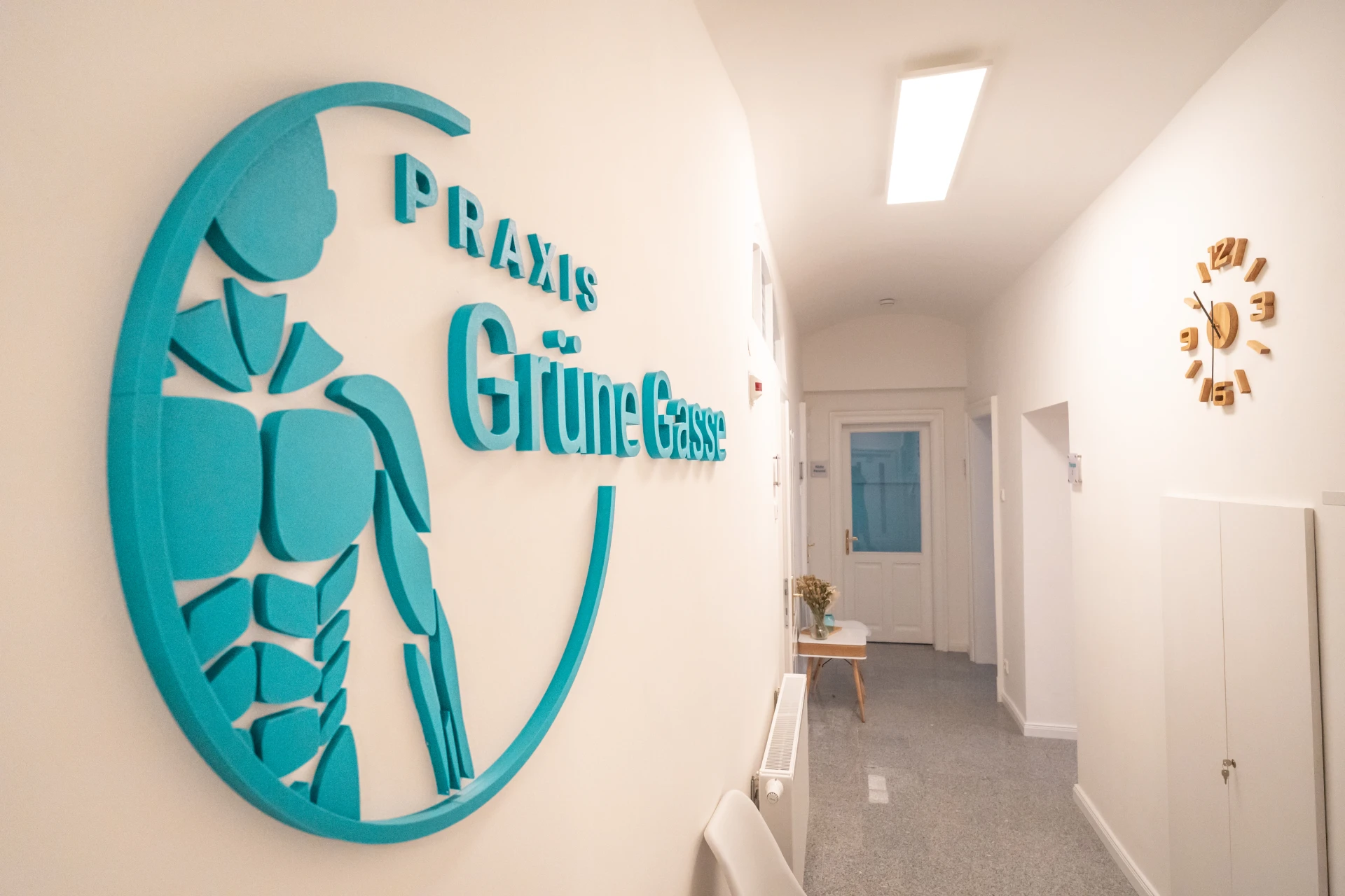 Praxis in der Grünen Gasse für Ergotherapie in Graz mit Blick in den hellen Flur und Praxisbereich