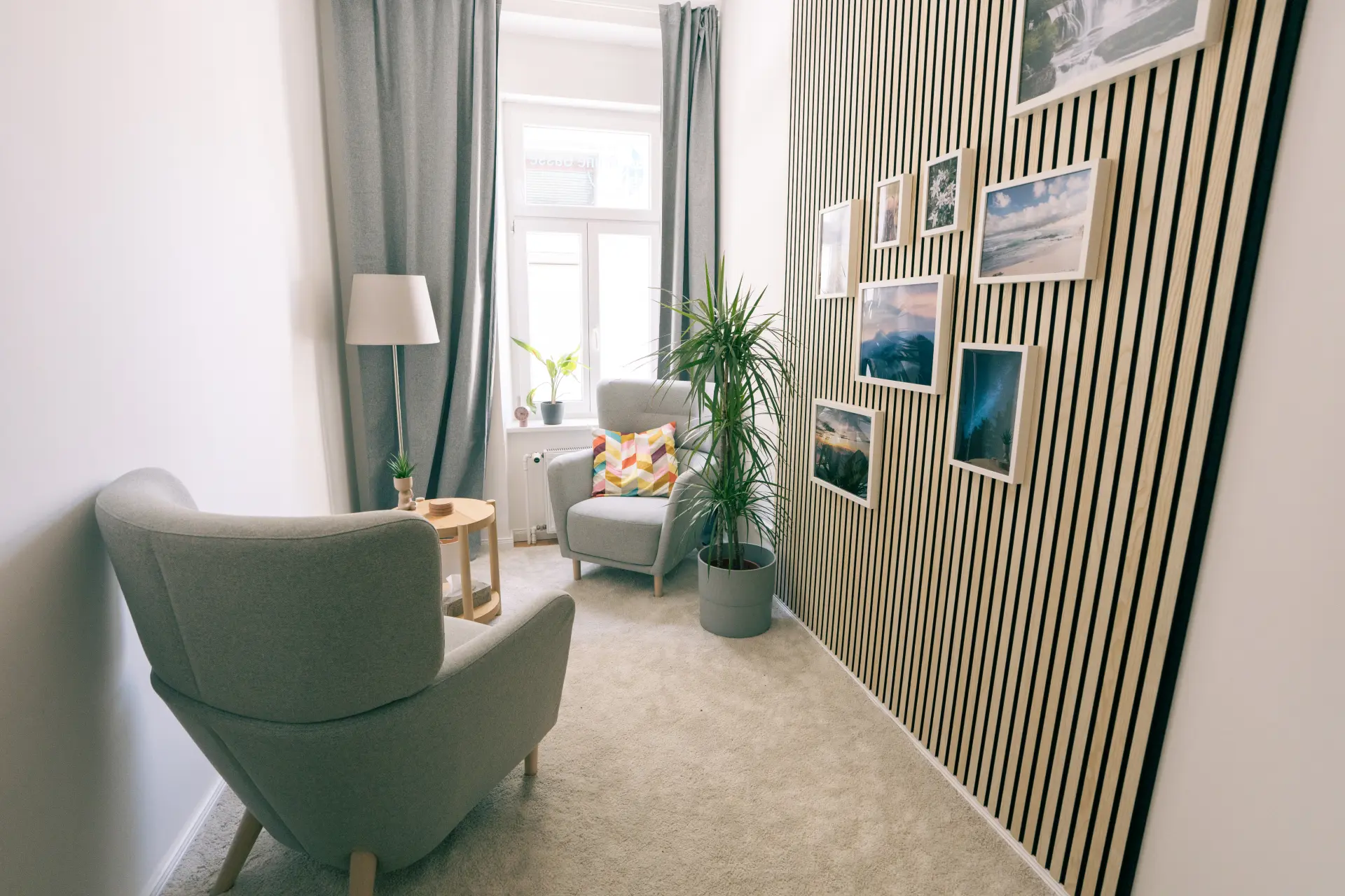 Praxis in der Grünen Gasse für Ergotherapie in Graz mit hellem Wartebereich, Sesseln und ruhiger Atmosphäre - Kristina Wagner